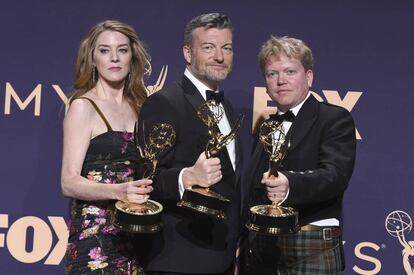 Annabel Jones, Charlie Brooker y Russell McLean celebran su triunfo en la categoría de Mejor película para televisión por 'Black Mirror. Bandersnatch'.