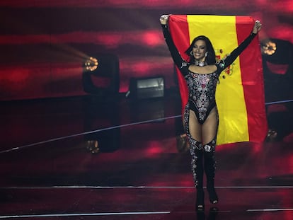 Chanel porta una bandera de España en el Festival de Eurovisión de 2022 en Turín