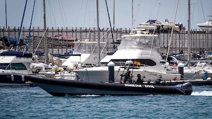 Agentes de la Guardia Civil a su llegada en las lanchas con las que trabajan en el dispositivo que busca al padre de las niñas, Tomás Gimeno y a la menor de las hermanas, Anna, a 11 de junio.