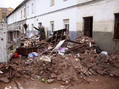 Vecinos limpian las viviendas afectadas en Reinosa (Cantabria), este sábado.