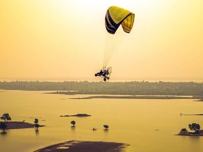 Vuelo en paramotor en Hanuwantiya (India).