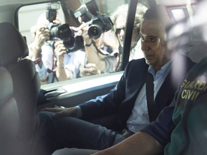 Eduardo Zaplana escoltado por la UCO de la Guardia Civil tras el registro en su domicilio de Valencia y su detención judicial, el pasado 22 de mayo.
