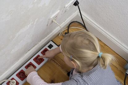 “En toda vivienda hay riesgo electrocución porque las tensiones que alimentan los electrodomésticos [220 o 125 voltios] son muy peligrosas. Y la gravedad de la electrocución puede ir desde un simple <i>calambrazo</i> hasta la muerte por paro cardíaco”, advierte Salvador Sitjar, médico especialista en Medicina Familiar y Comunitaria en Barcelona y autor del estudio <a href="https://dialnet.unirioja.es/servlet/articulo?codigo=2756987" target="_blank"><i>La salud en el hogar: los accidentes domésticos</i></a>. Y añade: “Para prevenir la electrocución es importante <b> no conectar aparatos que se hayan mojado</b>, ni tocar cualquier aparato eléctrico con las manos mojadas o los pies descalzos. No deberíamos olvidar tampoco desconectar el interruptor general, situado normalmente en el cuadro eléctrico, al manipular la instalación eléctrica”. Para evitar accidentes con <b>la estufa eléctrica en el cuarto de baño</b>, por ejemplo, el experto recomienda que <b>nunca esté a menos de un metro del agua</b>. Una buena opción puede ser el modelo de estufas que se pueden anclar a la pared o techo para mantenerse lejos de la humedad. Por último, los enchufes suponen el mayor riesgo de electrocución para los niños pequeños. Aunque posiblemente no exista familia con bebé que no haya protegido ya todos los enchufes de su casa.