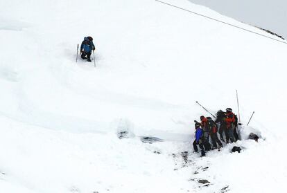 Los equipos de rescate buscan entre la nieve tras la avalancha ocurrida el 13 de enero en la estación francesa de Deux Alpes en la que murieron tres personas.