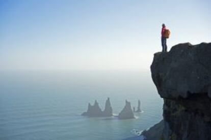 Vista elevada de los roques de Reynisdrangur, frente a la playa de Vik (Islandia).