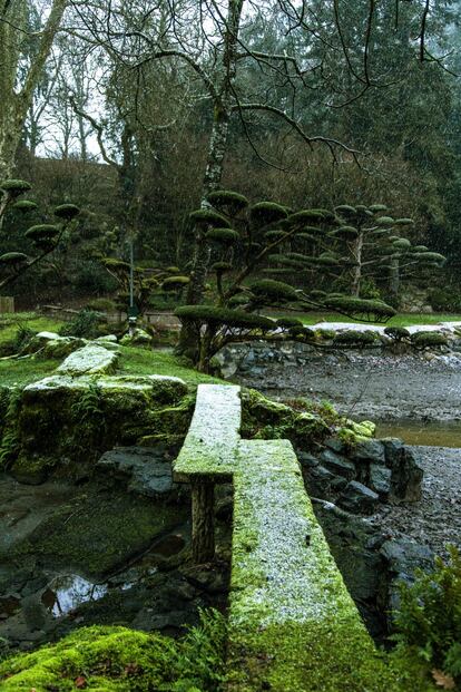 El puente de piedra permite a los visitantes escapar de los espíritus malévolos.