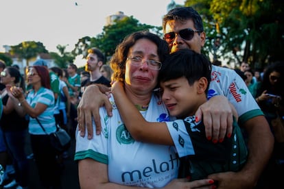 Aficionados del Chapecoense asisten a una celebración religiosa en Chapecó (Brasil).