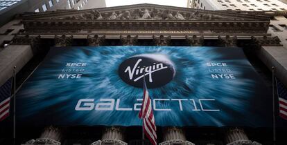 El logo de Virgin Galactic en el exterior de la Bolsa de Nueva York.