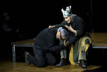 Núria Espert y Jordi Bosch como conde de Gloster, durante la representación de la obra teatral 'El rey Lear', en 2015.
