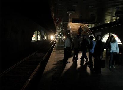 Una avería cuyo origen se desconoce dejó sin anoche la estación de Renfe de la plaza de Cataluña, en el centro de Barcelona. El suministro ha vuelto pasado el mediiodía de hoy. En torno a 21.000 usuarios han necesitado la ayuda de linternas para moverse por los andenes en las 15 horas que ha durado el apagón.