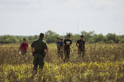 Un miembro de la Patrulla Fronteriza de Estados Unidos detiene a un grupo de migrantes sin documentos en Roma, Texas (Estados Unidos).