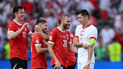 Lewandowski se lamenta mientras los jugadores austriacos celebran la victoria ante Polonia este viernes en Berlín.