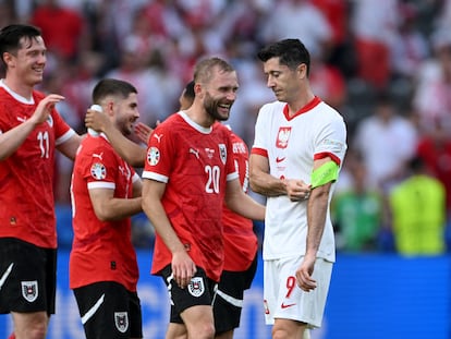 Lewandowski se lamenta mientras los jugadores austriacos celebran la victoria ante Polonia este viernes en Berlín.