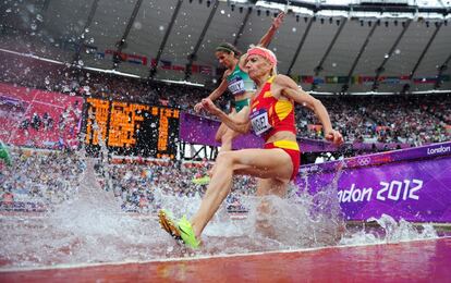 La española Marta Domínguez en uno de los charcos de los 3.000 metros obstáculos.