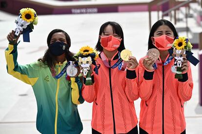 De izquierda a derecha, la brasileña Rayssa Leal (plata), la japonesa Momiji Nishiya (oro) y la nipona  Funa Nakayama (bronce).