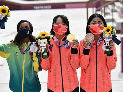 De izquierda a derecha, la brasileña Rayssa Leal (plata), la japonesa Momiji Nishiya (oro) y la nipona  Funa Nakayama (bronce).