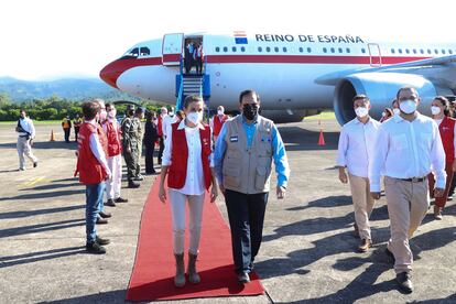 La reina Letizia y el canciller de Honduras, Lisandro Rosales, a su llegada a Honduras el lunes 14 de diciembre de 2020.