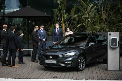 El Rey Felipe VI y el presidente del gobierno Pedro Sánchez asisten al acto del 70 aniversario de la fábrica Seat acompañados del presidente del grupo Volkswagen, Herbert Diess, y el presidente de Seat y Cupra, Wayne Griffiths, en Martorell, el 5 de febrero de 2021.