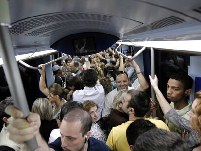 Pasajeros en un vagón abarrotado en la estación de Príncipe Pío. 