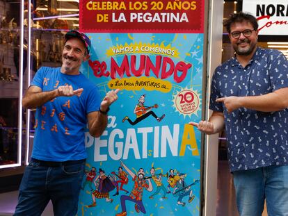 GRAFCAT4238. BARCELONA, 20/09/2023.- El dibujante Mr. Ed (i) y el guionista Lluc Silvestre (d) durante la presentación del cómic con el que se celebra los 20 años de historia del grupo La Pegatina. EFE/Toni Albir
