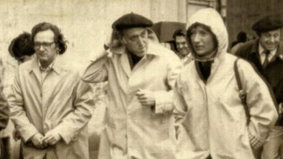El industrial Juan Alcorta acompañado de Benegas y de su familia salen del estadio de Atocha de San Sebastian.