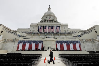 Los trabajadores preparan el capitolio para la toma de posesión.