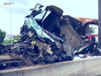 El camión accidentado en la A-2 en julio.