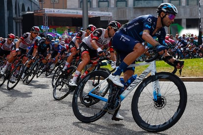 Valverde, al frente del pelotón, en su penúltima carrera, el martes en Varese.