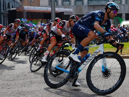 Valverde, al frente del pelotón, en su penúltima carrera, el martes en Varese.