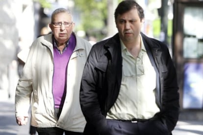 El dueño del bar Faisán, Joseba Elosua, y su hijo, se dirigen a la Audiencia Nacional