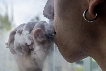 Un joven vapeando, este viernes en Madrid.