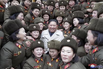 Kim Jong-un, gobernante de Corea del Norte, posa entre una compañía de mujeres pertenecientes al Ejército norcoreano.