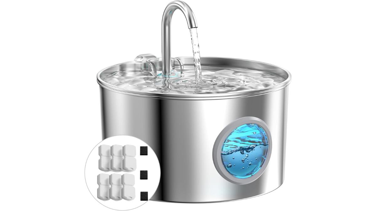 Tiene una capacidad de 2,2 litros y una ventana para controlar el nivel de agua.