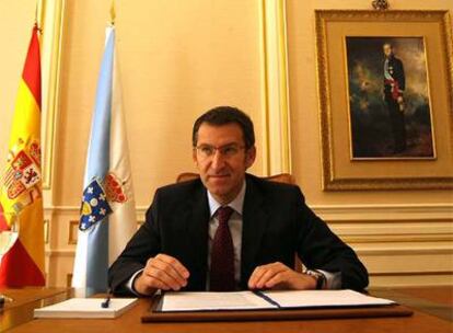El presidente de la Xunta, en el palacio de Raxoi tras firmar los decretos de nombramientos de los nuevos conselleiros.