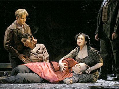 Gregory Turay, Isabel Bayrakdarin, Kim Josephson y Catherine Malfitano, en una escena de <b></b><i>Panorama desde el puente, </i>de Arthur Miller