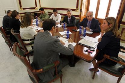 La vicepresidenta Paula Sánchez de León, ayer, con representantes de los grupos parlamentarios.