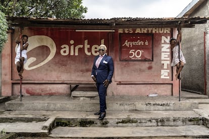 Ella Kiadi, empresaria de 44 años y<em> sapeuse</em> durante ocho, en Brazzaville, en 2019. Viste traje de Rubens, camisa de Westbrook, corbata de Bomteks, gafas de Burberry, zapatos de Marbot y perfume de Wood Mystique.