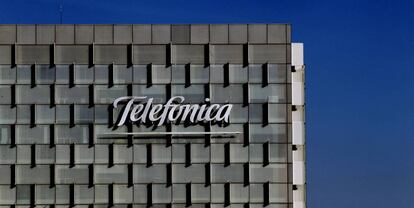 Logotipo de Telefónica en su sede del Distrito C de Las Tablas.