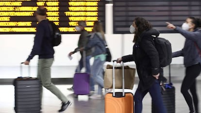 Viajeros en la estación Madrid-Puerta de Atocha el pasado 8 de abril.