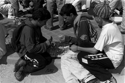 Niños intercambiando cromos de la temporada 1995/96 en el Rastro de Madrid.