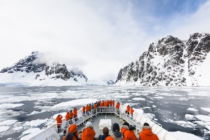 A menos que el viajero sea un entusiasta de las aventuras en el Polo o trabaje para una agencia gubernamental en la Antártida, la única forma de explorar el continente más grande y más meridional del planeta <a href="https://elviajero.elpais.com/elviajero/2018/02/16/actualidad/1518778639_196930.html" target="_blank">es en barco.</a> Si se soporta bien el mareo, se puede optar por una embarcación pequeña, que permite un mejor acceso a las pequeñas bahías y calas de la Antártida. Casi todas las expediciones empiezan y terminan en Ushuaia, esquivando icebergs en el paso Drake para ver la fauna de las islas Shetland del Sur y de la península Antártica; y desembarcando para ver de cerca pingüinos, focas y ballenas. Los viajeros solo pueden visitar el continente más frío y seco del mundo en época de deshielo (entre noviembre y marzo). Para más detalles se puede consultar la guía en español Lonely Planet <a href="https://www.planetadelibros.com/libro-antartida-1/259307" target="_blank">sobre la Antártida.</a>