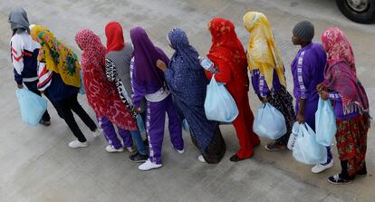 Mujeres inmigrantes, en el puerto de Lampedusa. LUCA BRUNO / AP