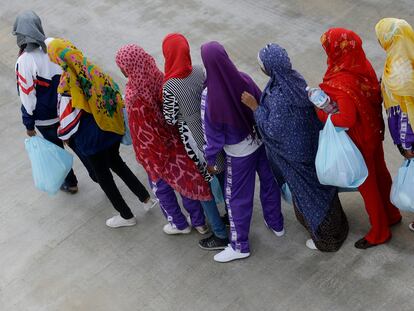 Mujeres inmigrantes, en el puerto de Lampedusa. LUCA BRUNO / AP