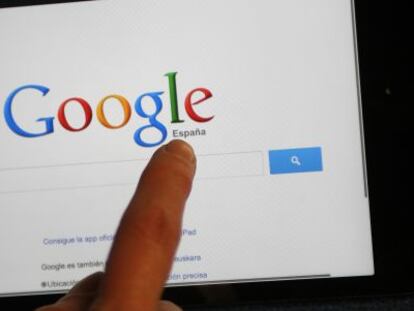 Un internauta consulta la p&aacute;gina en Espa&ntilde;a del buscador Google.