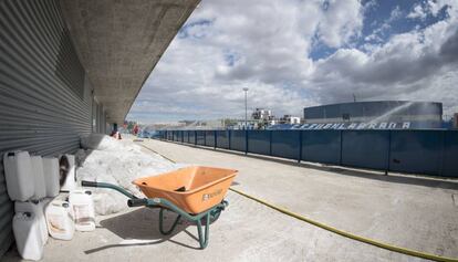 Lateral del estadio municipal Fernando Torres de Fuenlabrada.