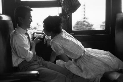 Imagen tomada en el tren que va de Tokio a Kamakura, en 1961.
