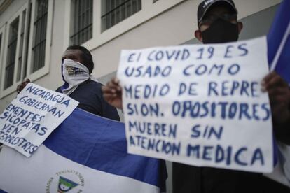 Nicaragüenses residentes en Costa Rica, se manifiestan con carteles con mensajes alusivos contra el mandatario nicaragüense Daniel Ortega, en las calles de San José. La Asociación Nicaragüense Pro Derechos Humanos (ANPDH) denunció que el Gobierno de Nicaragua está cometiendo un "genocidio viral" con la falta de medidas ante la pandemia de la covid-19, una situación ante la que la organización pidió la intervención de la Organización Mundial de la Salud.