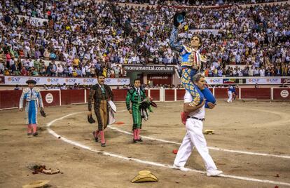 José Tomás, con tres orejas, sale por la puerta grande de la plaza monumental de Aguascalientes.