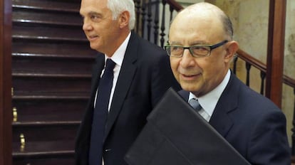 El ministro de Hacienda en funciones, Crist&oacute;bal Montoro (d)