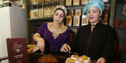 Mostrador del restaurante Caravasar de Qurtuba con comida halal en Córdoba.